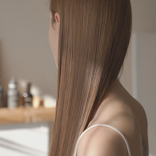 Girl applying Deserticola Hair Oil Serum